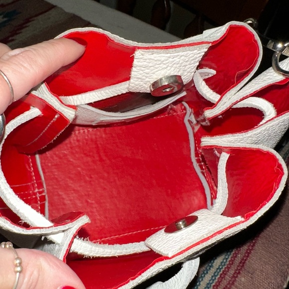 White Bucket Crossbody bag with red inside - Picture 2 of 5